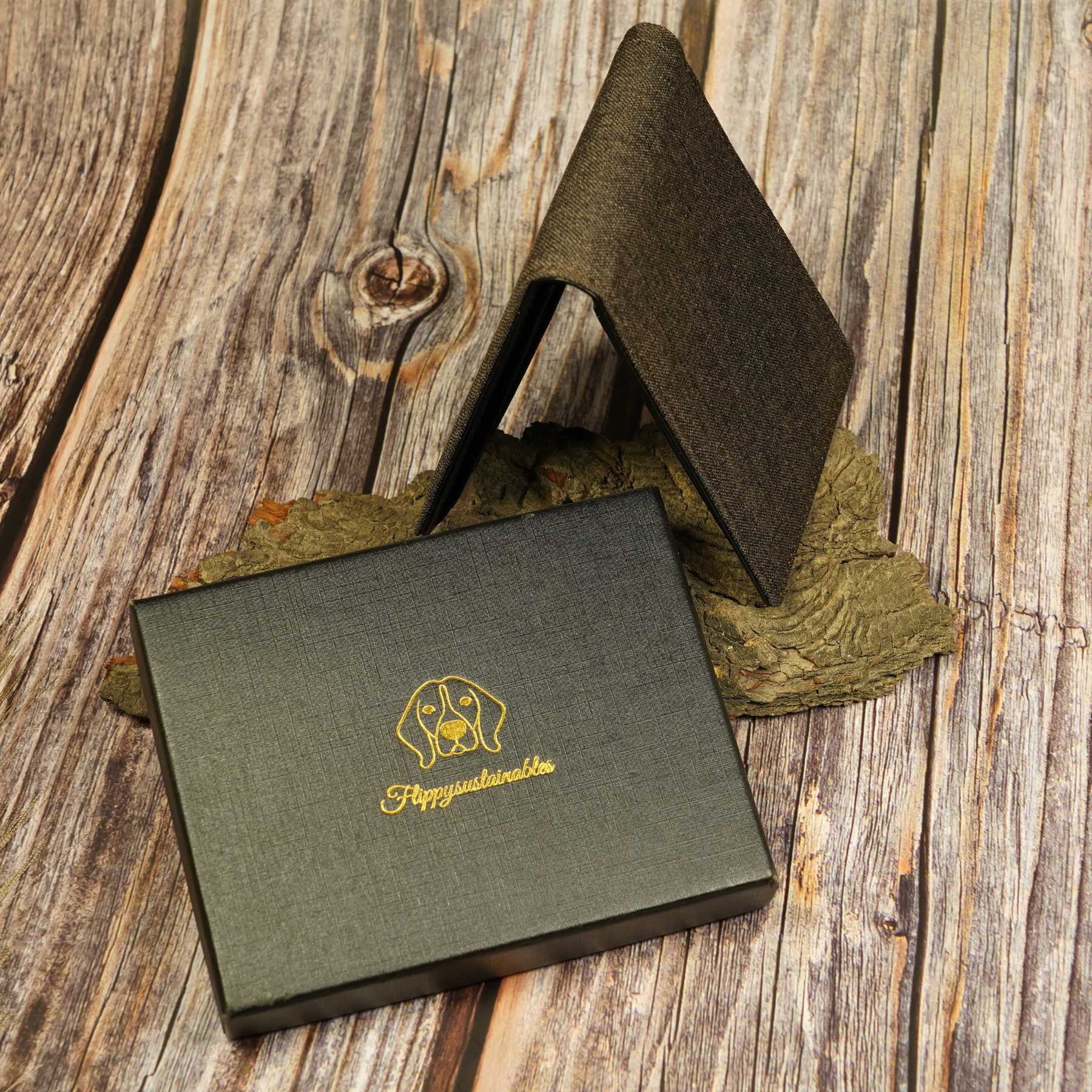 vegan leather wallet for men | slim forest wallet in a minimalistic box perfect for gifting | Cruelty Free eco friendly wallets from flippysustainables | 8 pocket slots