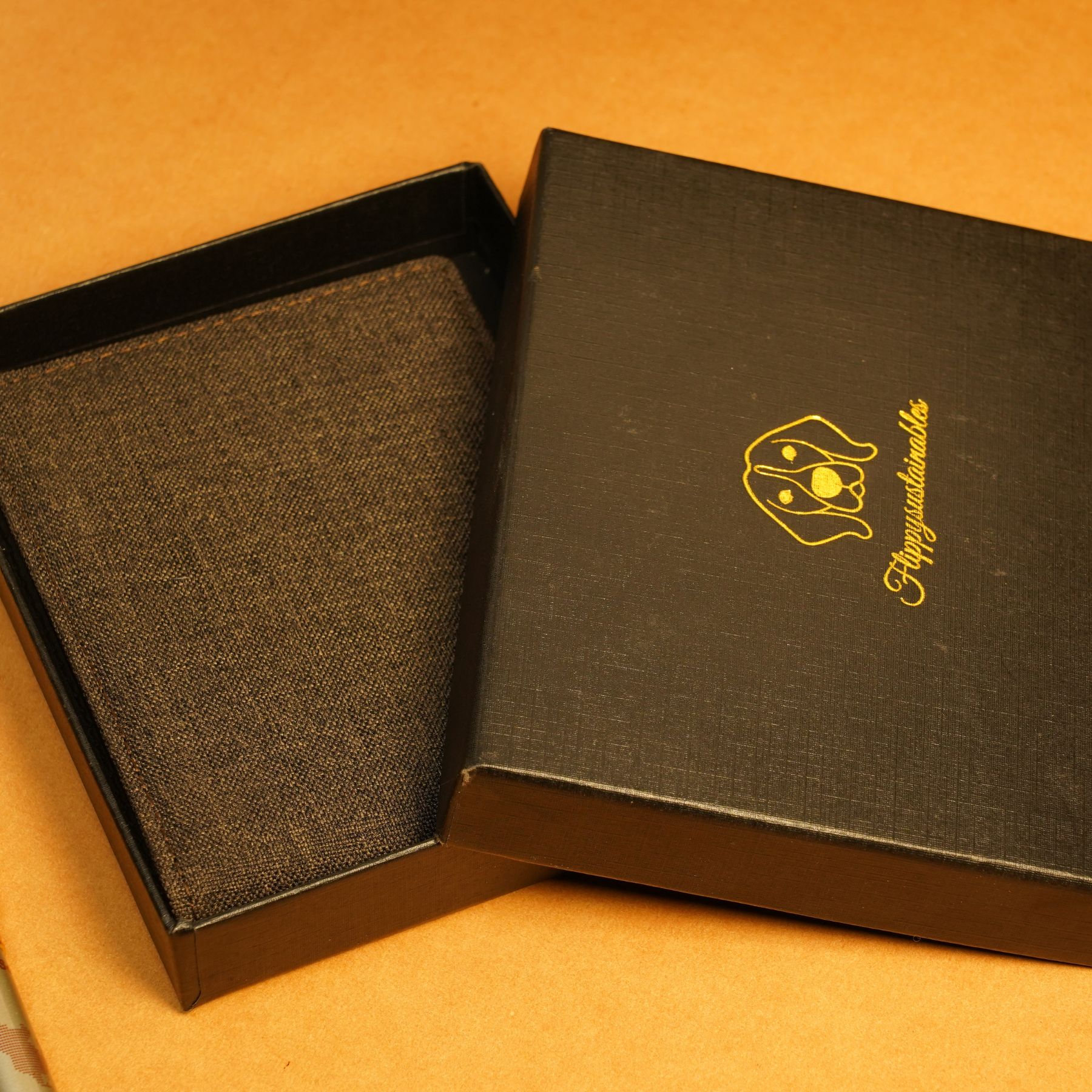 minimalistic black wallet for men with sleek design in a box | perfect gift for him | sustainable wallets by flippysustainables