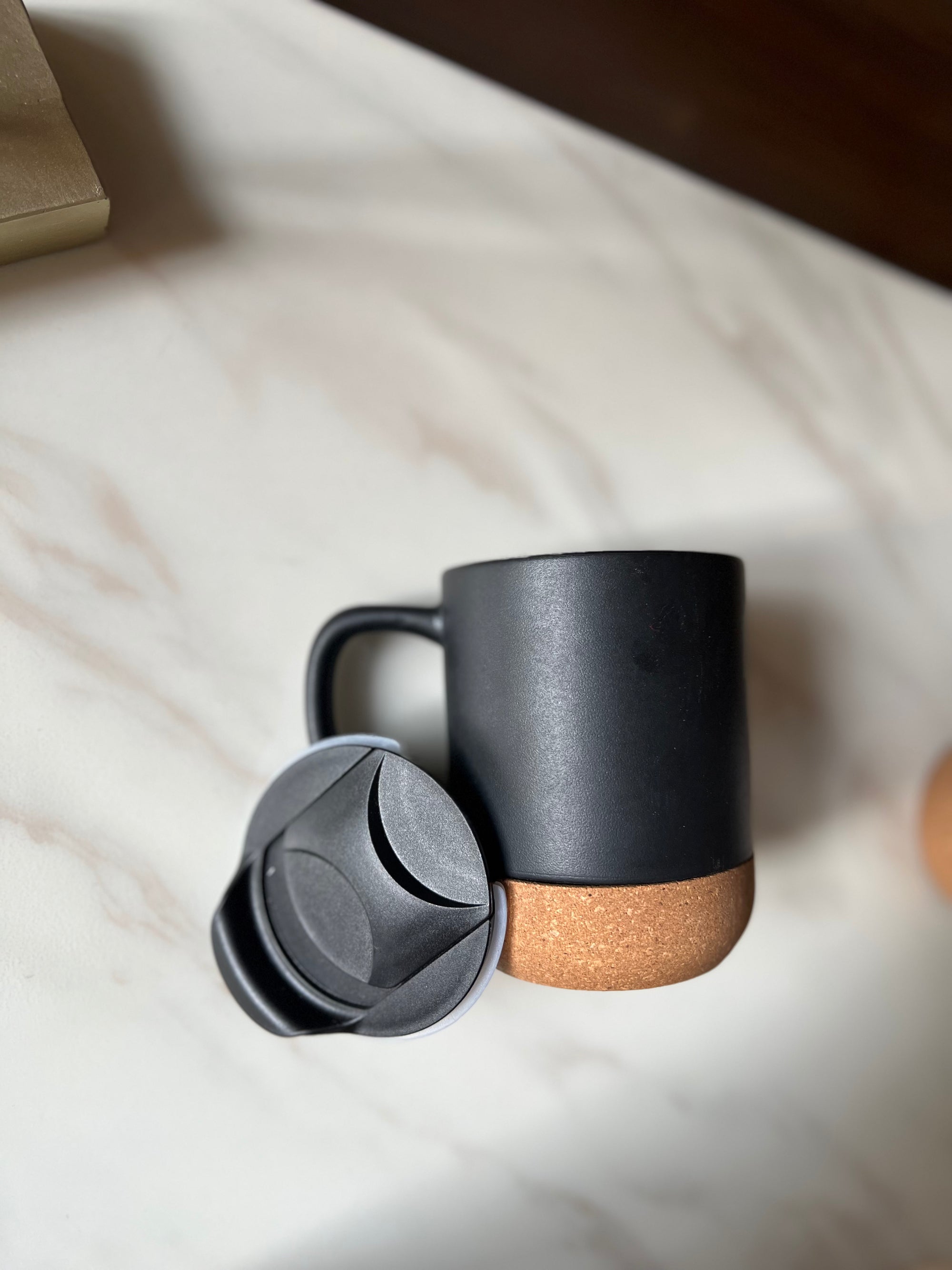 Ceramic mug with cork bottom
