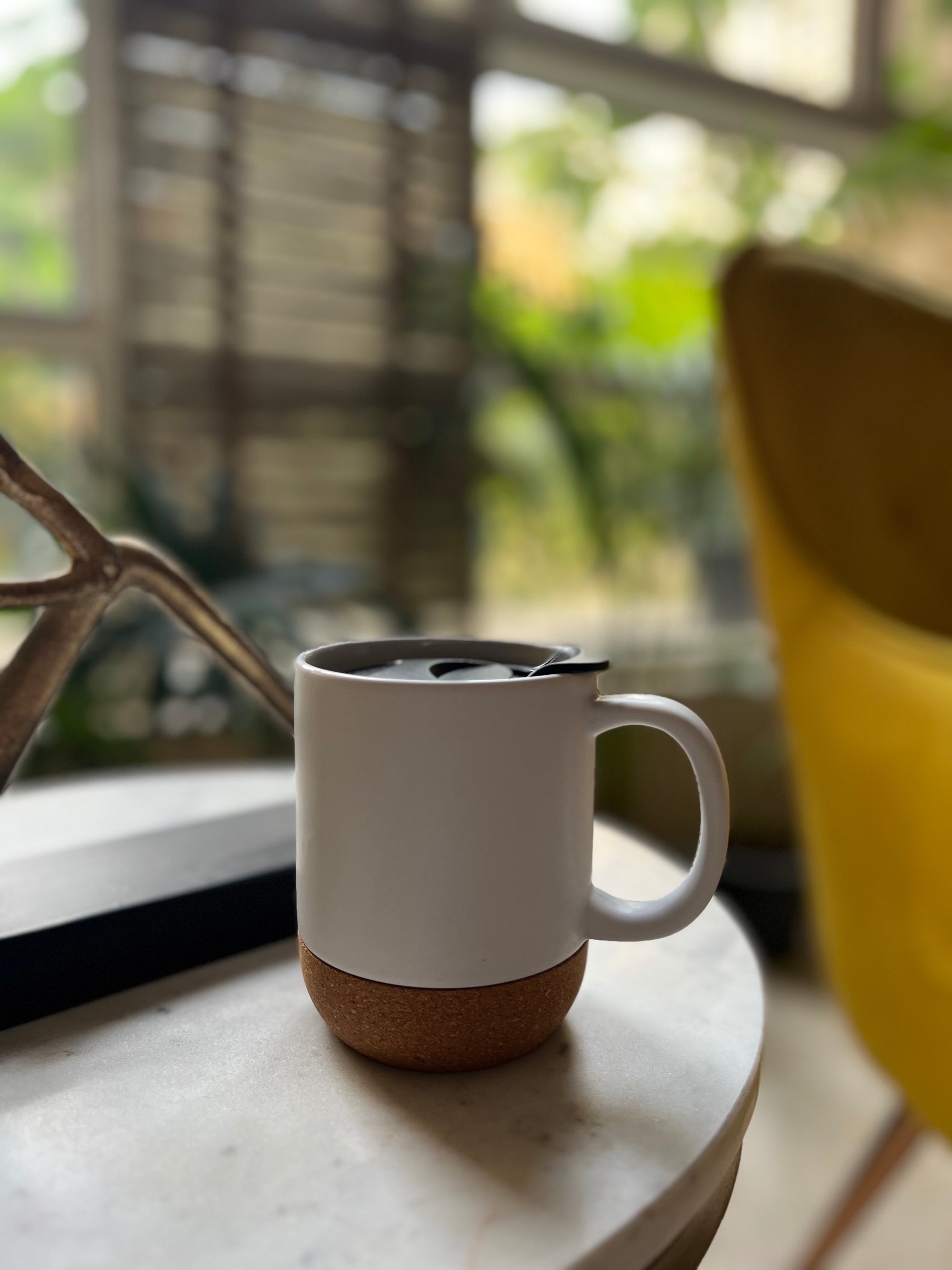 Ceramic mug with cork bottom