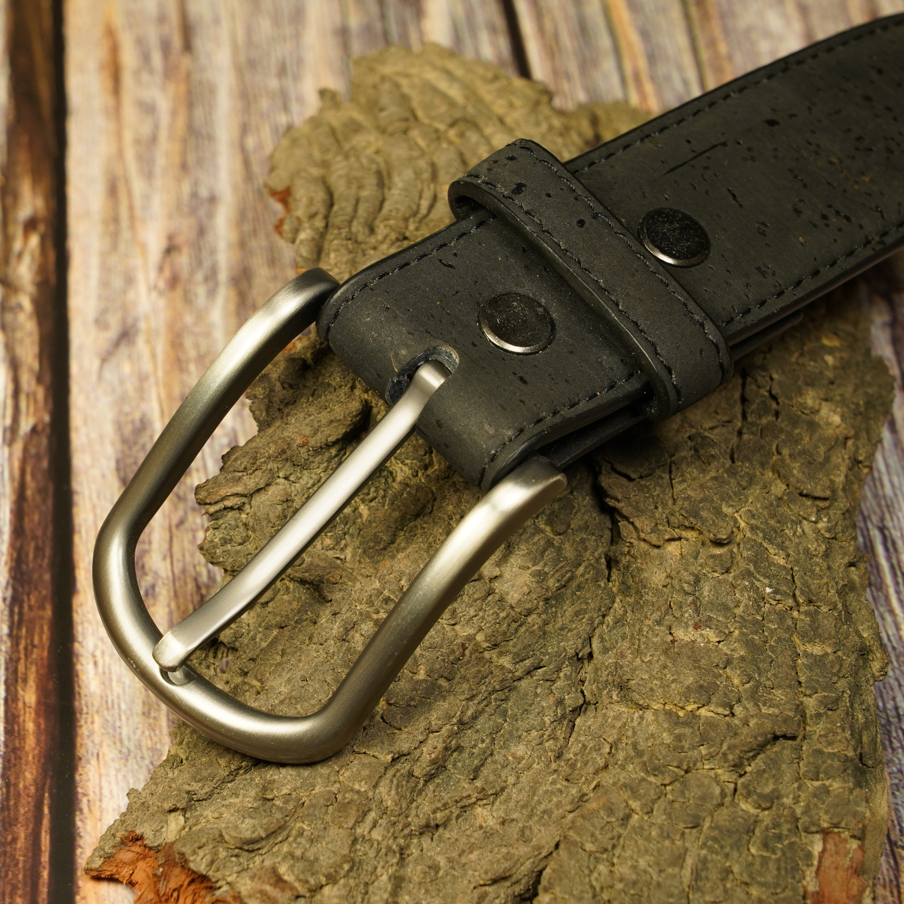 premium black cork leather belt with metal buckle | dune belt by flippysustainables			